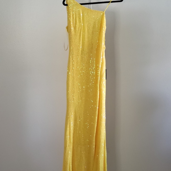 Ieenafor Mac Duggal Elegant Yellow Sequin Dress - Picture 1 of 4
